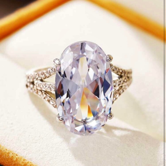 Jewelry - Beautiful zircon decor ring.
